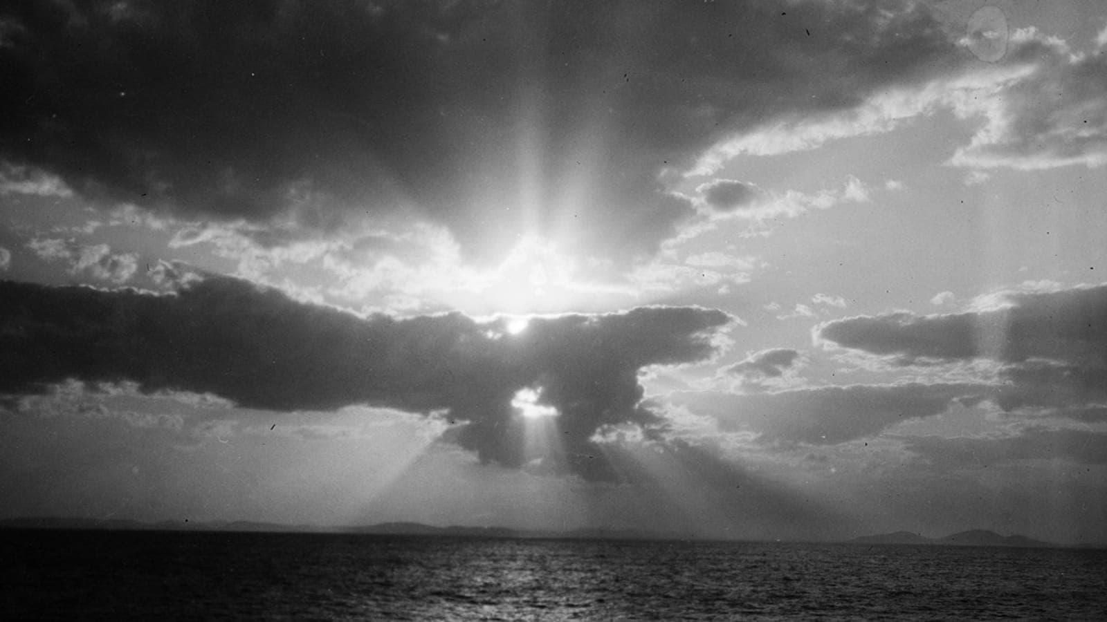 Des rayons de soleil perçant des nuages sombres